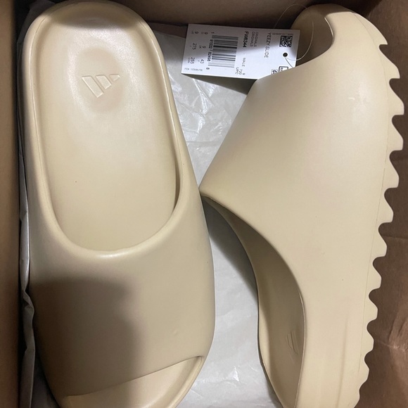 Yeezy slides ‘ Desert sand ‘